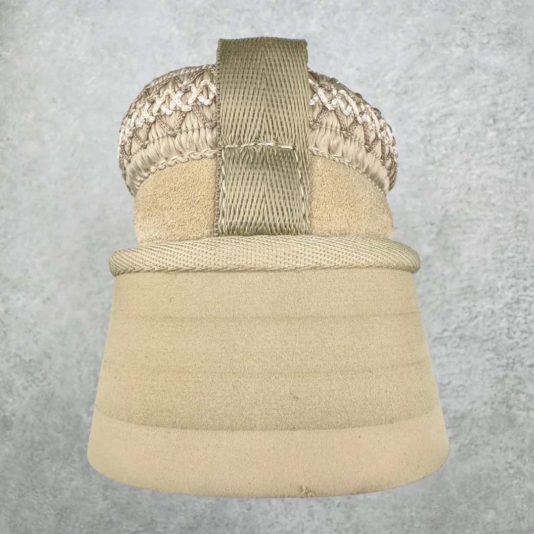 Pick up locally💰520 UGG 2553 ethnic style half-mug autumn and winter sheep fur integrated snow boots. All shoes are made from ZP. Longfeng A-grade Australian imported sheep fur integrated brand OEM production line. Fully follow the ZP process. OEM original pattern maker. Adhering to the principle of no original shoes and no development selection. Pay attention to every detail. The most authentic version on the market TREADLITE "Light Wing" technology outsole. Lightweight/durable/flexible/pile size: 35 36 37 38 39 40 Coding: by2936070